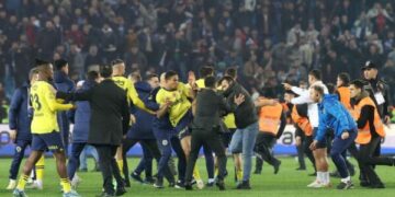 Fenerbahçe do të votojë për tërheqjen ose jo nga Superliga, pas sulmit nga tifozët