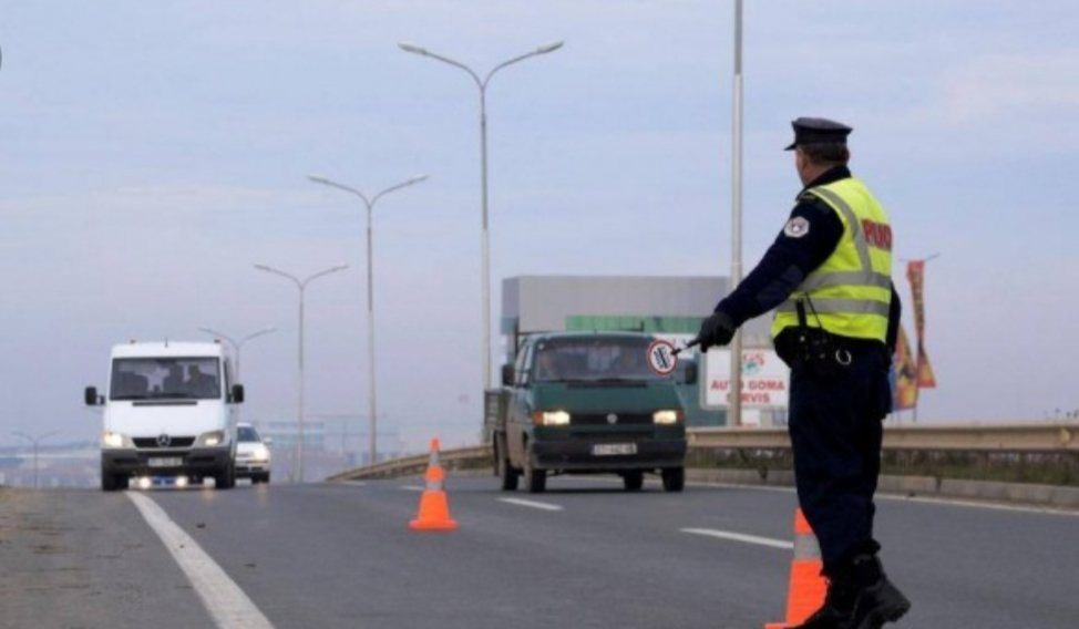 Gjilan: Vozisnin edhe pse iu kishte konfiskuar patentë shoferi, policia i “sosë” dënime me ligjin e ri