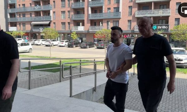 Përshkrimi i Prokurorisë: “E goditi me armë disa herë në kokë”, kërkohet paraburgim për të dyshuarin për vrasjen e 21-vjeçares