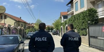 Pamje nga vendi ku ndodhi shpërthimi i cili dëmtoi gjashtë vetura