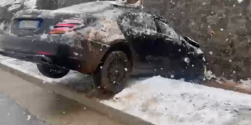 Ngricë dhe dëborë, aksidentohet makina në rrugën e Kombit, shpëton mrekullisht familja