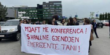 “Shpalleni gjendjen emergjente tani” – protestohet pas vrasjeve të grave
