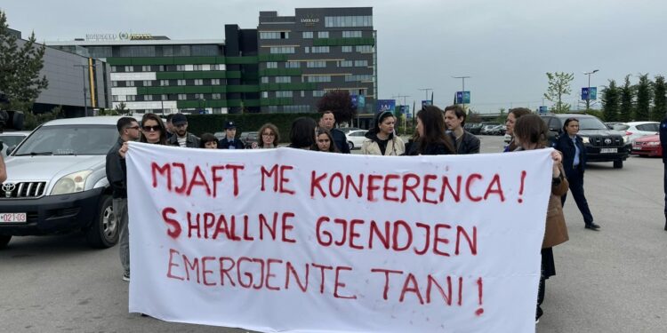 “Shpalleni gjendjen emergjente tani” – protestohet pas vrasjeve të grave