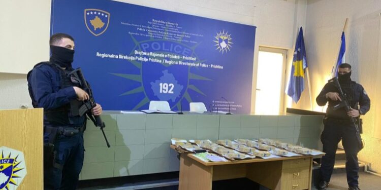Kapen 10 kg heroinë në një automjet me targa kroate në Merdare, Policia e arreston shoferin kosovar