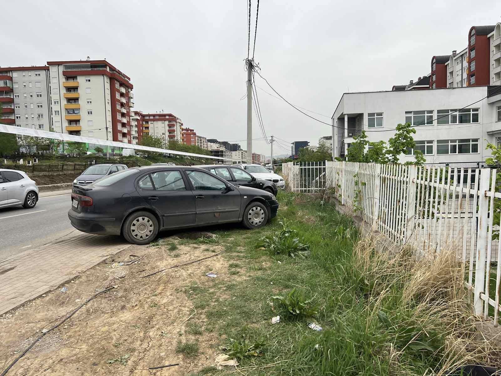 Inspektorati i Prishtinës konfiskon disa vetura të parkuara në trotuare dhe hapësira publike