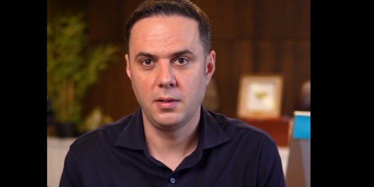 “Faktet para propagandës”, Abdixhiku: Vetëm gjatë kësaj jave janë nënshkruar 7 tenderë të rinj sekret në këtë Qeveri!