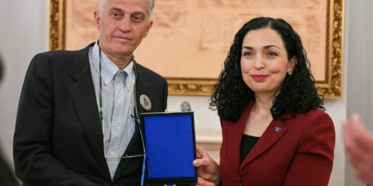 Vjosa Osmani dekoron ish-pjesëtarin e brigadës 138 “Agim Ramadani”, Francesco Bider me Urdhrin “Hero i Kosovës”