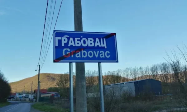 Në Veri përsëri fshihen emërtimet e tabelave në alfabet latin, shkruhen në çirilicë
