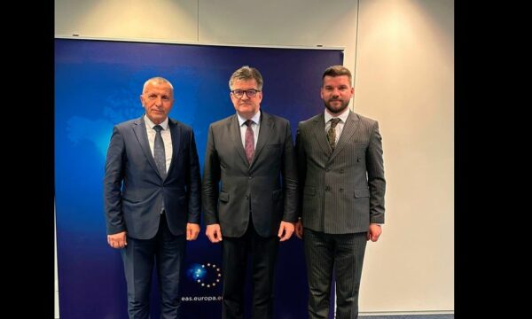 Shaip Kamberi e Nevzad Lutfiu takuan Lajçak-un në Bruksel, e njoftuan me sfidat me të cilat ballafaqohen shqiptarët e Luginës