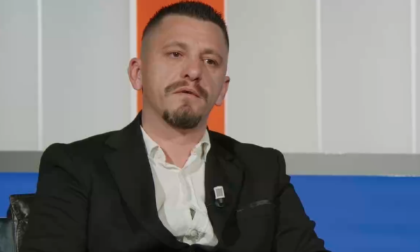 I mbijetuari i masakrës në Gjakovë: Vajza e djali i vëllait trashëgojnë emrat e nënës dhe vëllait të vrarë