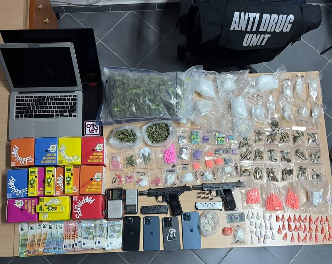 Policia sekuestrohen droga sintetike të rrezikshme dhe armë