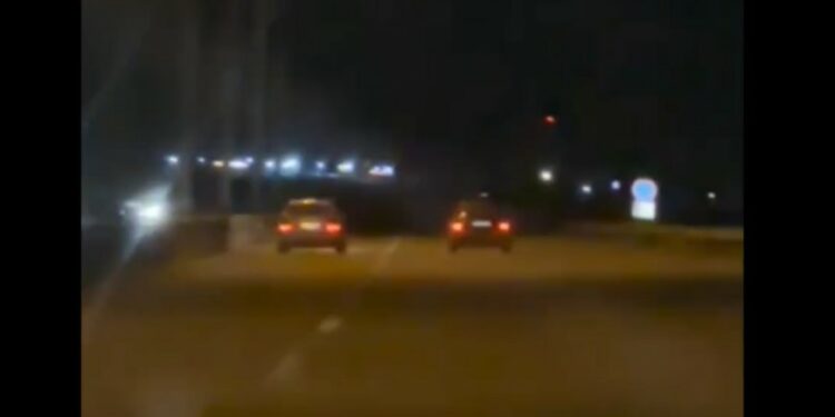 Gara në autostradë- Policia i kap dy vetura duke bërë “filma”, i dënon me nga 400 euro