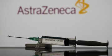 AstraZeneca pranon për herë të parë se vaksinat e saj kanë shkaktuar efektin e rëndë anësor