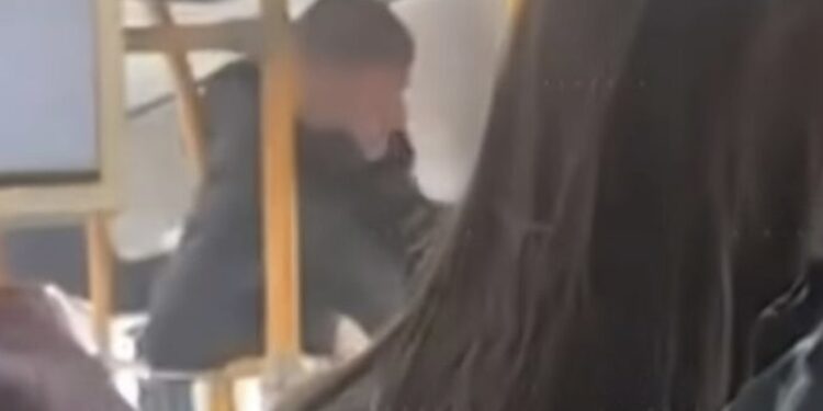 Ndodh në autobusin urban: Hajduti arratiset nga xhami i autobusit pasi i dështoi vjedhja
