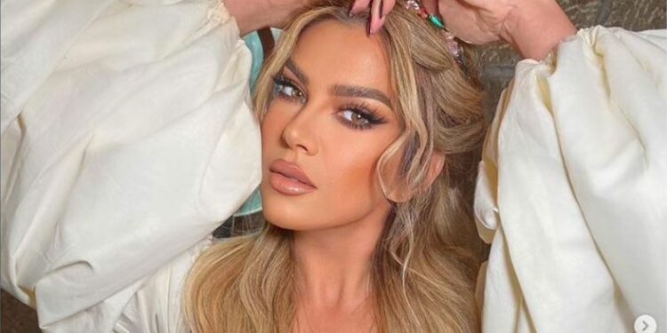 “Nata e Kadrit”, Leonora Jakupi shfaqet duke lexuar Kur’anin