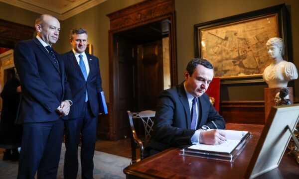 Ambasada britanike: S’ka asnjë model të Irlandës së Veriut që mund të imponohet si “zgjidhje për Kosovën”