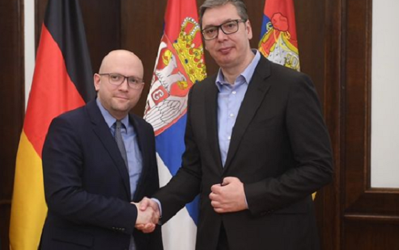 Vuçiq pas takimit me emisarin gjerman: S’u pajtuam për asgjë, do t’u kundërvihemi përçmimeve që po na përgatiten në KiE dhe OKB
