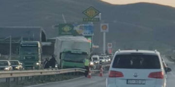 Pamje nga aksidenti i rëndë mes një kamioni dhe veture në Komoran