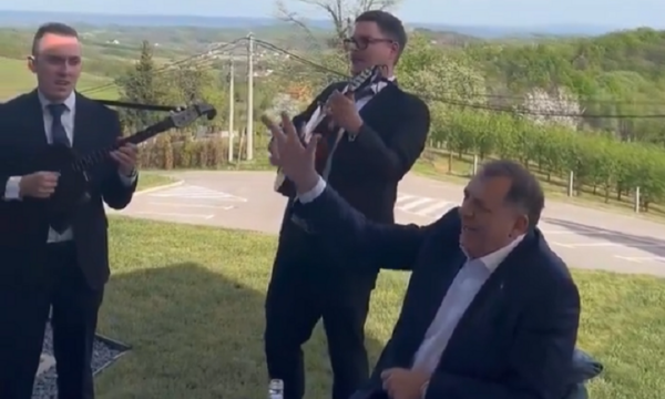 Milorad Dodik këndon me tre gishta përpjetë “Amerika e mallkuar”