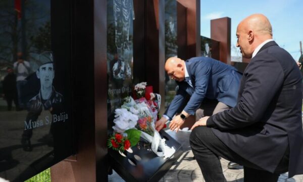 Haradinaj në Gjakovë e Klinë për të nderuar të rënët për liri: Përkujtimet e atyre që bënë historinë, motiv për të ecur para