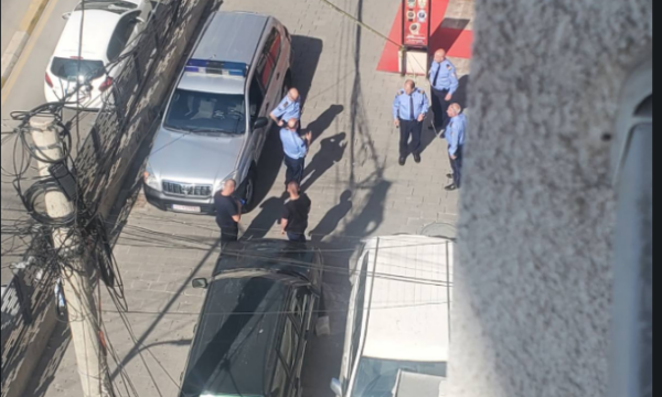 Policia e arrestoi të dyshuarin për vrasjen e plagosjen në Ferizaj rreth gjysmë ore pas të shtënave