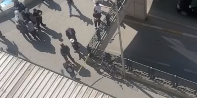 Drejtoresha e Qendrës rrëfen për konfliktin që përfundoi me vrasje: E mori djalin dhe u kthye prapë…