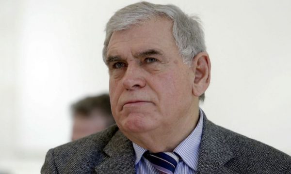 Vllasi: Perëndimi po e toleron Vuçiqin që të mos shkojë nga ana e Rusisë