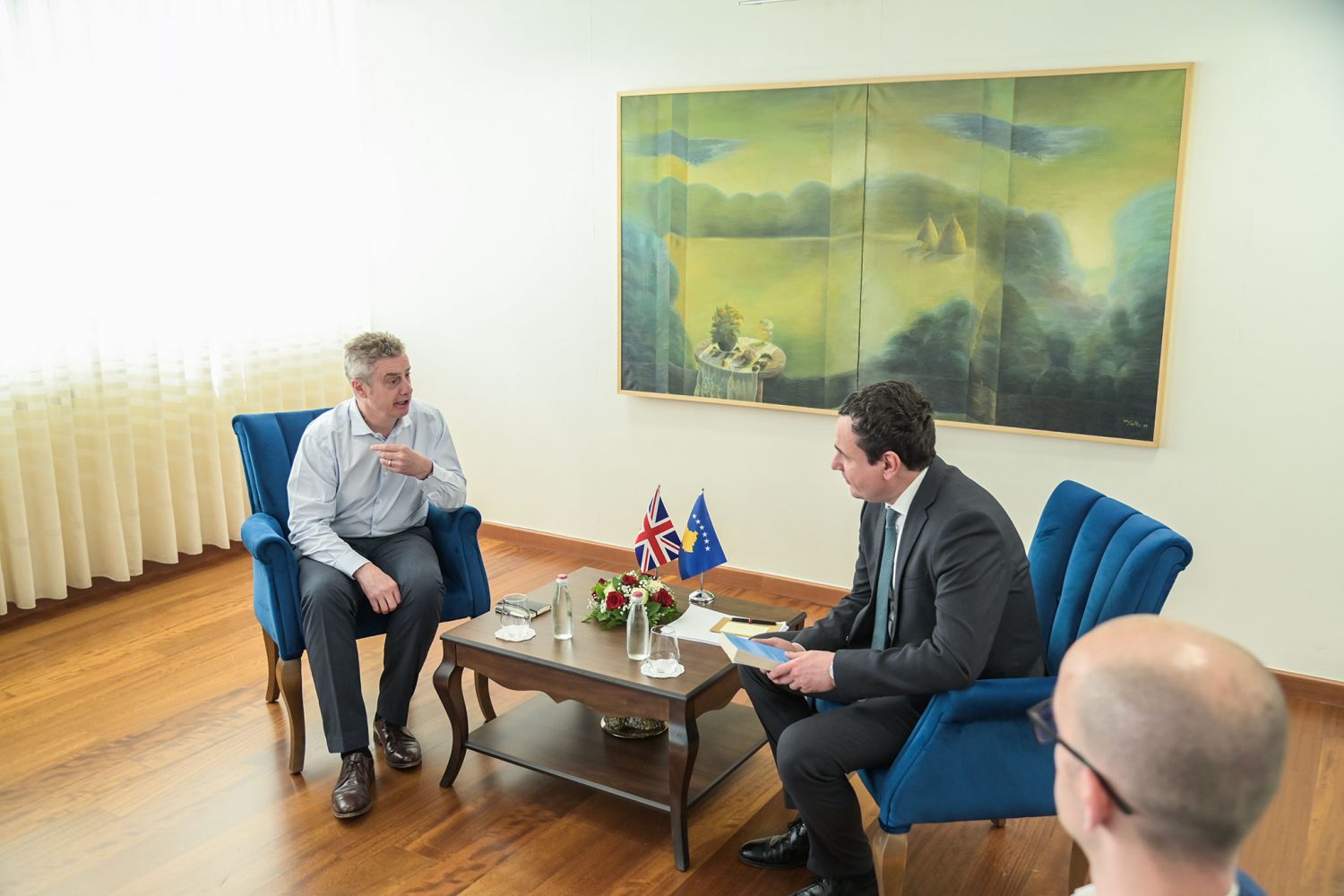 Kurti pret në takim ambasadorin e Mbretërisë së Bashkuar, diskutojnë për hapat drejt anëtarësimit të Kosovës në KiE