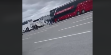 Pamje të autobusëve me targa RKS të bllokuar edhe në kufirin Serbi-Hungari