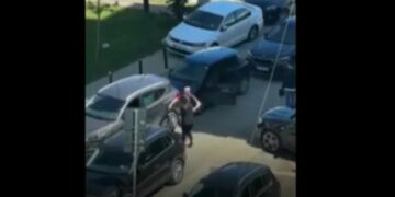 Incident në Prishtinë: Një burrë e fut me forcë një grua në veturën e saj (VIDEO)