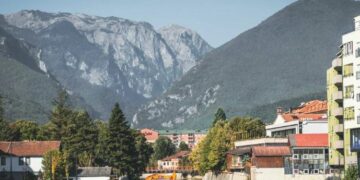 Pejë: Burri fle jashtë, gruaja nuk e la të futet në banesë