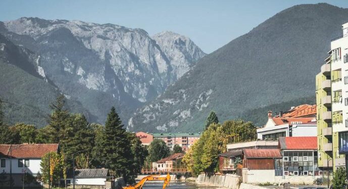 Pejë: Burri fle jashtë, gruaja nuk e la të futet në banesë