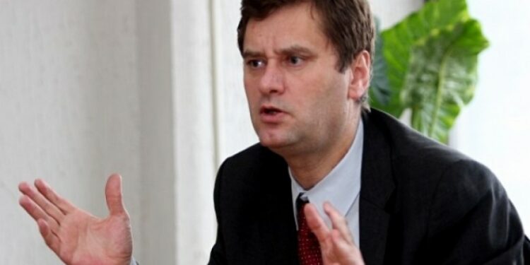 Një hap larg humnerës