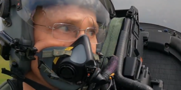 Stoltenberg shijon qiellin gjerman, ndjek nga afër spektaklin e aeroplanëve luftarakë