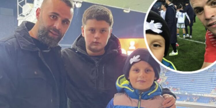 Selfie me Xhakën i kushton shtrenjtë djaloshit nga Kosova, babai i tij çuditet nga gjoba e UEFA-s