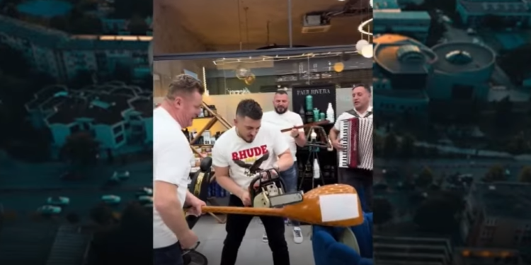 E “sharriti” çiftelinë me motosharrë, “godet” Riza: Një artist duhet ta ketë një video me mua (VIDEO)