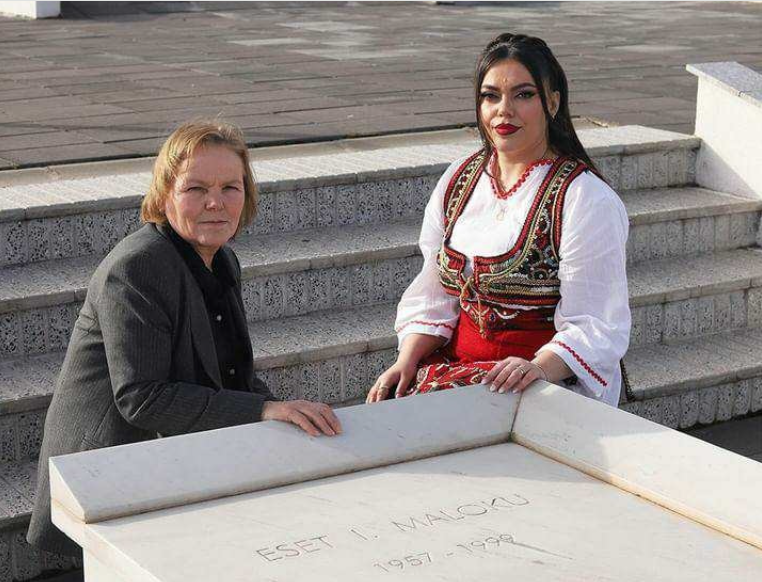 Vajza e dëshmorit të kombit Eset Maloku, Zerefja, para martesës, së bashku me nënën bën homazhe te varri i babait hero