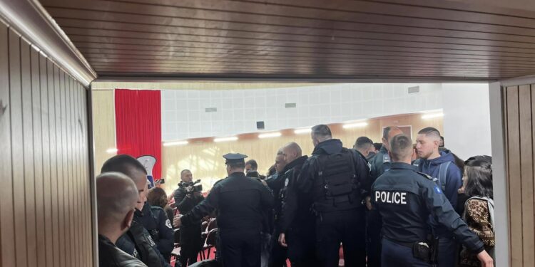 Protesta për largimin e profesorit të UP-së, ndërhyn Policia