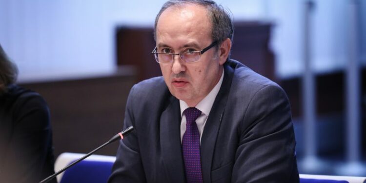 Hoti pyet ministrin Krasniqi: Pse keni shpenzuar 3 milionë euro me kontrata njëburimore për ndërtimin e shtëpive për komunitete?