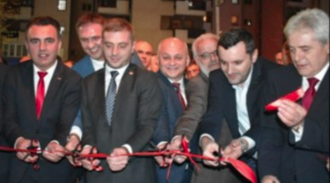 Talat Xhaferi ‘injorohet’ nga akterët e partisë, mezi e pret shiritin e kuq