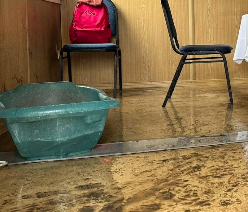 Pa rrymë, pikon uji- Gjendje e tmerrshme në qendrën e votimit në Koshtovë të Leposaviqit
