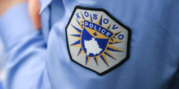 Dy fëmijë goditen nga një veturë në Pejë, dërgohen në spital