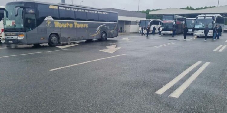 Pas votimit pro Kosovës në Asamblenë Parlamentare, Haxholli: Serbia po i mban të bllokuar disa autobusë të Kosovës