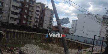 Punëkryesi i vendpunishtes afër sheshit në Skenderaj dëmton shtyllat, rrezikon kalimtarët që t’iu ndodh më e keqja