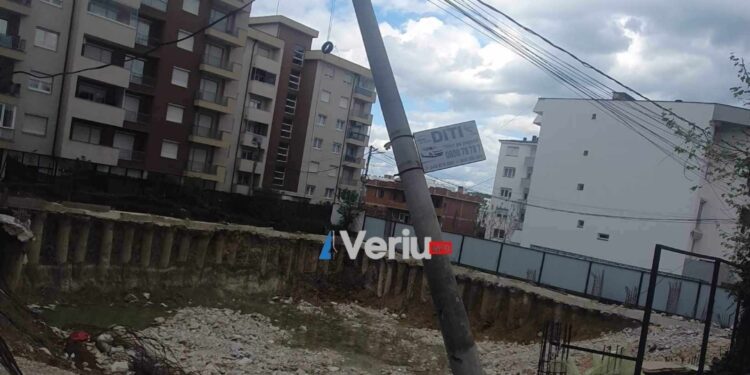 Punëkryesi i vendpunishtes afër sheshit në Skenderaj dëmton shtyllat, rrezikon kalimtarët që t’iu ndodh më e keqja