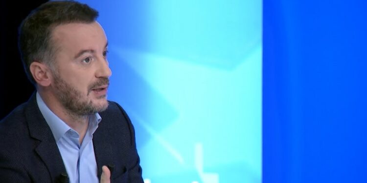 “Me Memlin e Abdixhikun s’fitohen zgjedhjet”- Molliqaj thotë se opozita po shtyhet kush bën i pari koalicion me Kurtin