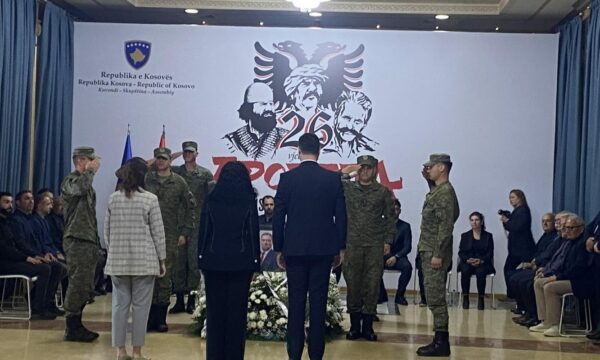Vjosa Osmani e Glauk Konjufca bëjnë homazhe në nderim të Ali Lajçit
