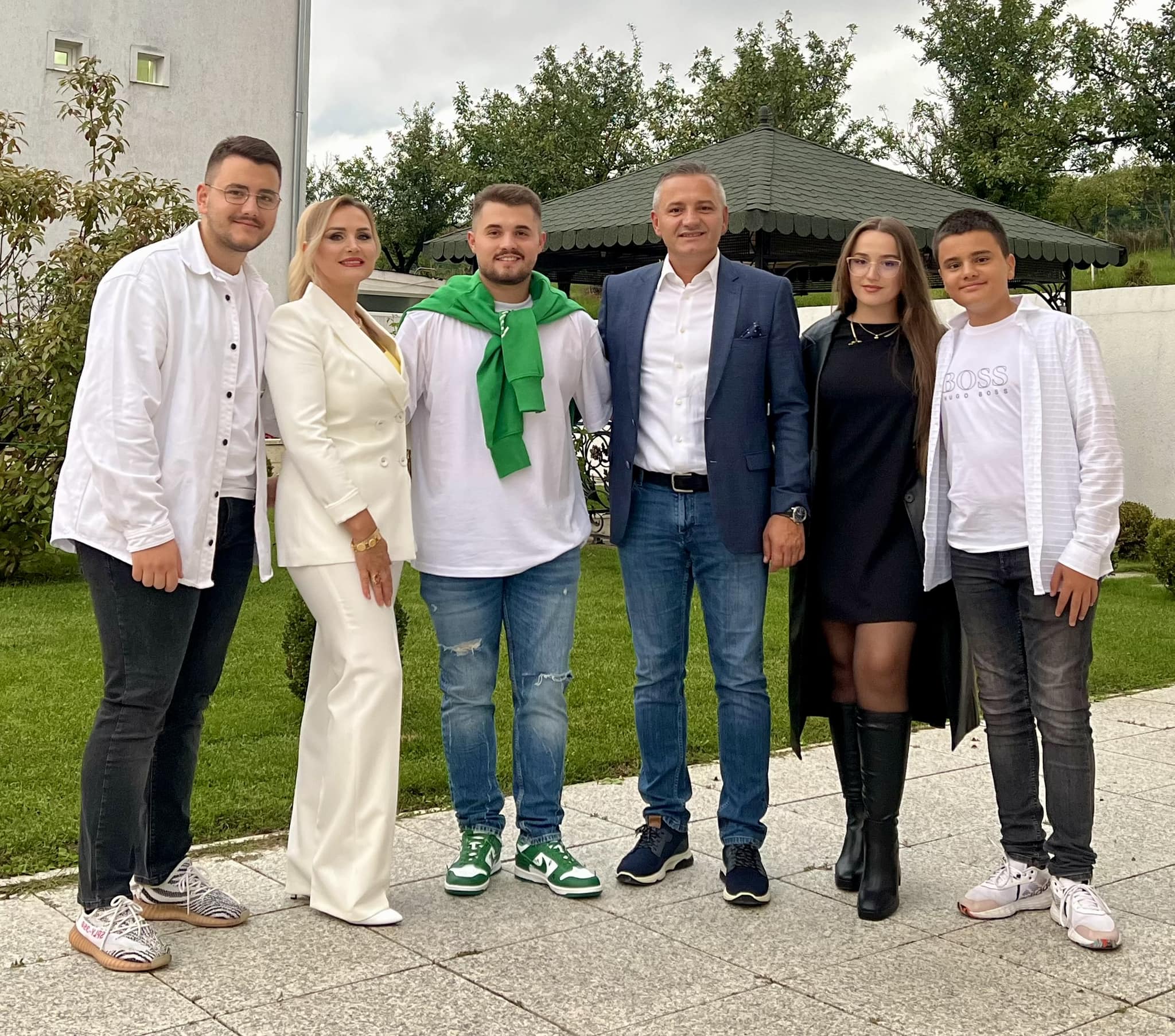 Djali i Hamëz Jasharit – Bekimi poston fotografi me familje, uron festën e Fitër Bajramit