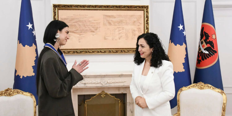 Dua Lipa për rritjen në Kosovë: Nuk është vetëm një vend i shkatërruar nga lufta