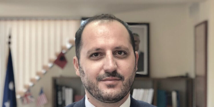 Ish-ambasadori Cana: Kryeministri Kurti po bën diplomaci të pazareve